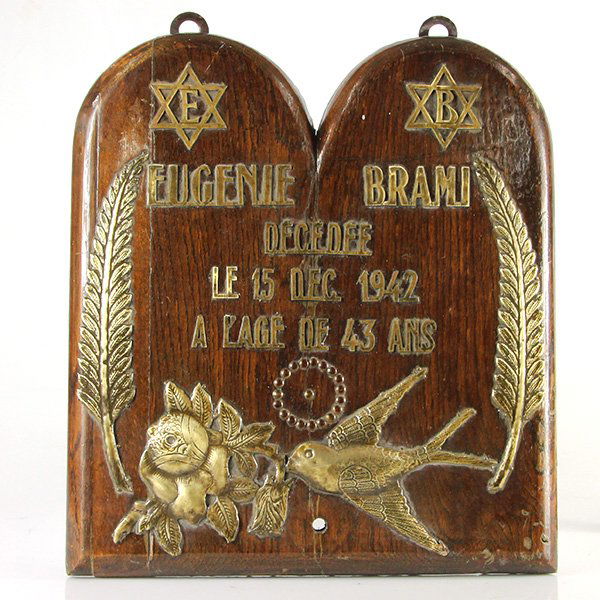 French Synagogue Commemoration Wood Wall Plaque, 1942.: WW2 French Synagogue Commemoration Wood Wall Plaque, 1942, Judaica. Formed as the Tables of the Decalogue with applied brass ornaments and inscription in French - Eugenie Brami Decedee Le 15 Dec 1942
