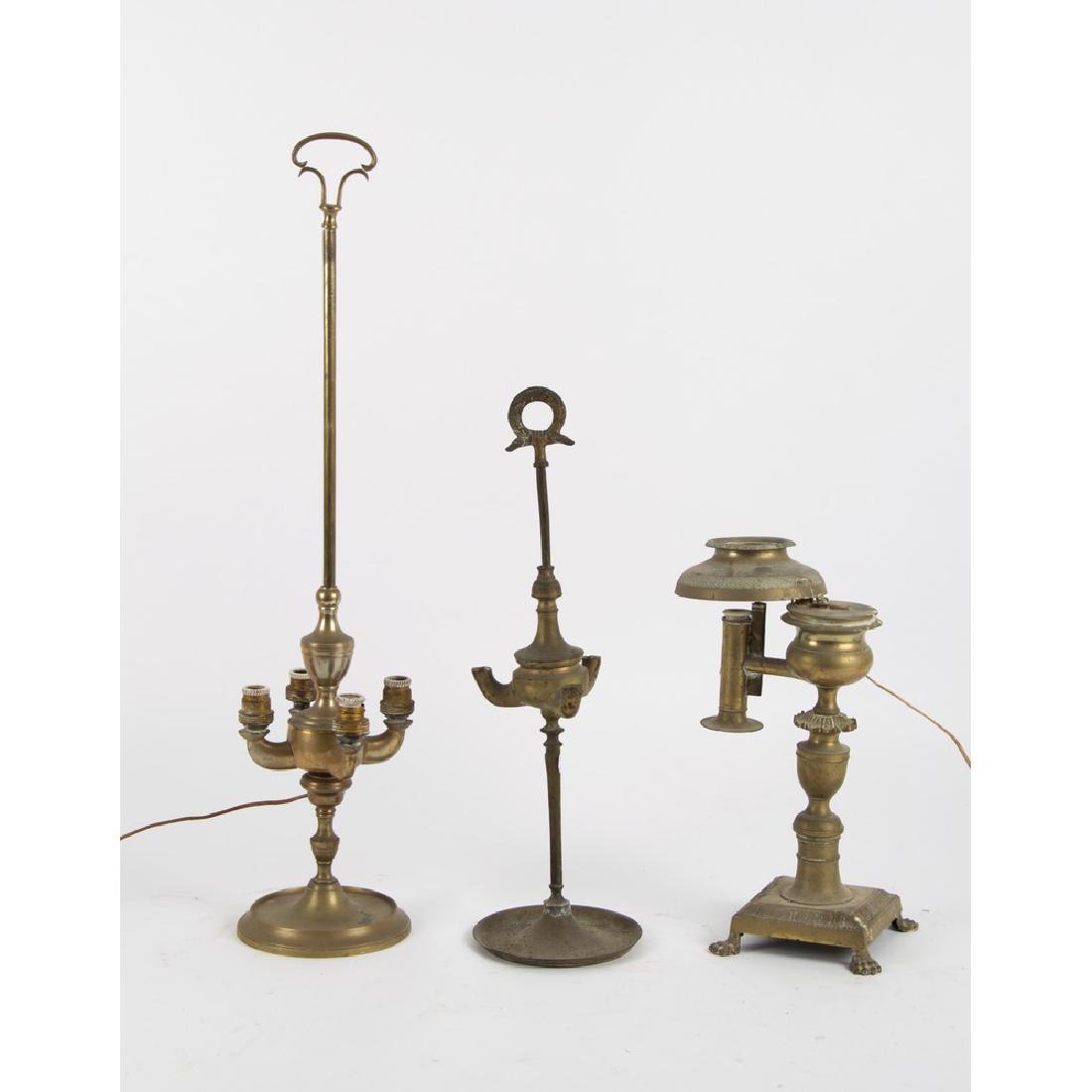 TRE LUMIERE in ottone. Sicilia XIX secolo Misure: h cm: TRE LUMIERE in ottone. Sicilia XIX secolo Misure: h cm 65