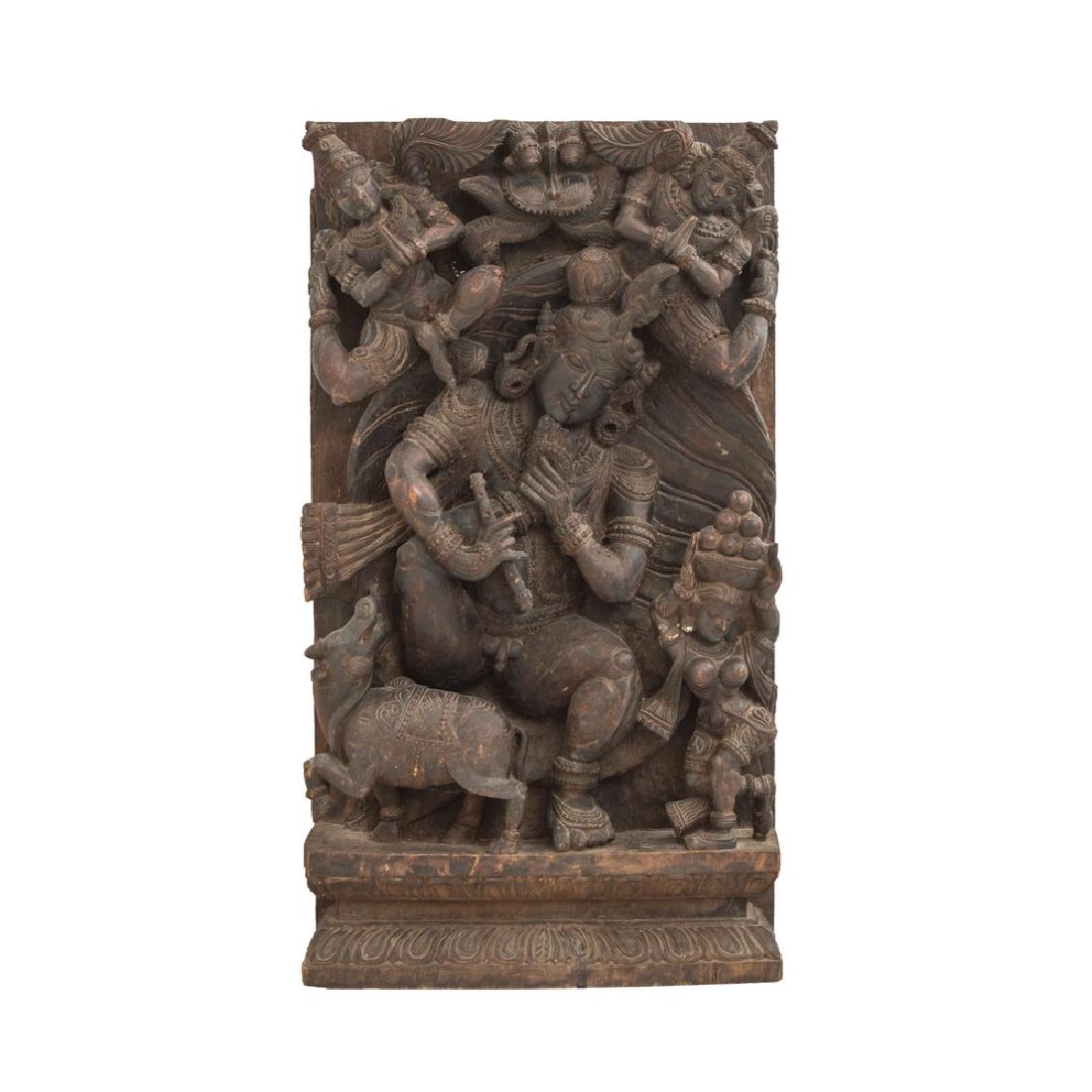 PANNELLO in legno riccamente intagliato raffigurante: PANNELLO in legno riccamente intagliato raffigurante "Divinita' con figure in preghiera". Infdia XIX secolo Misure: cm 53 x 14 x h 95