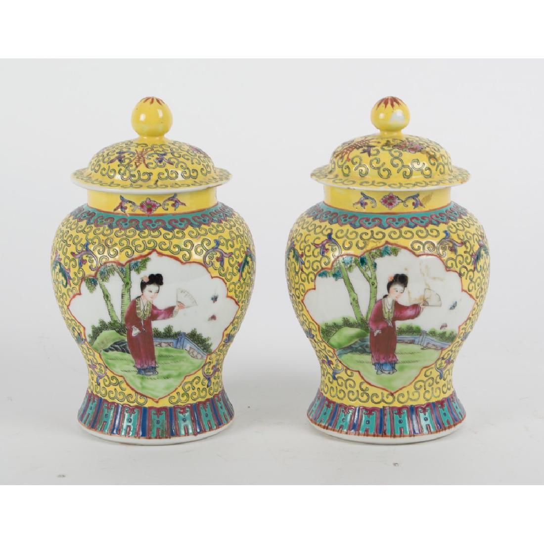 COPPIA POTICHE in ceramica dipinta a mano. Oriente: COPPIA POTICHE in ceramica dipinta a mano. Oriente primi '900 Misure: h cm 20