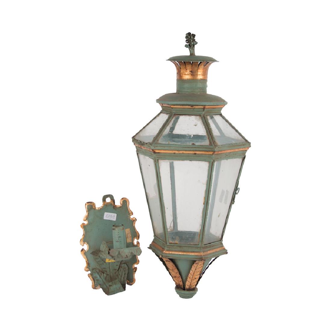 FANALE da muro in ferro battuto laccato e dorato.: FANALE da muro in ferro battuto laccato e dorato. Sicilia XX secolo Misure: h cm 54