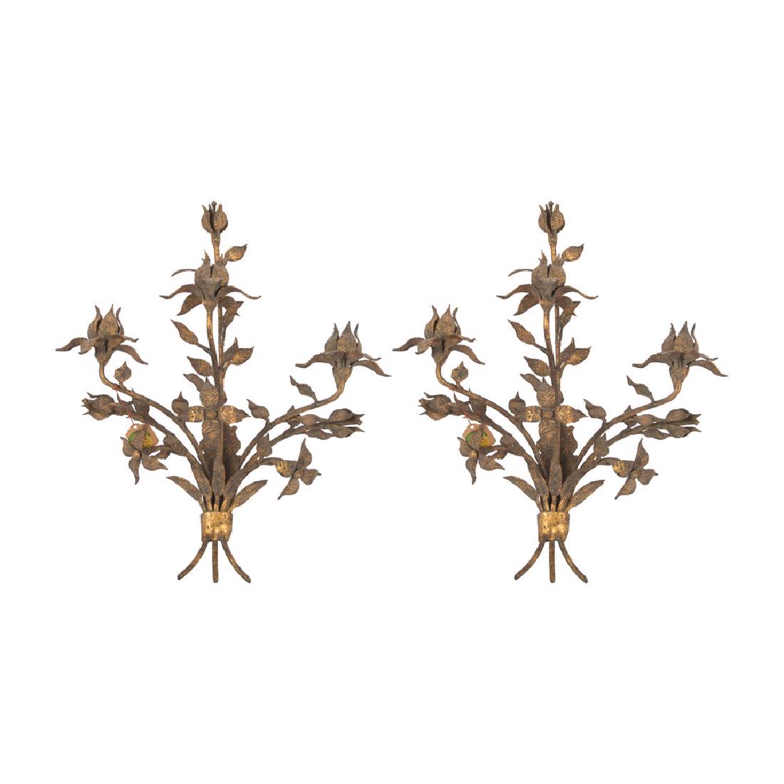 COPPIA APPLIQUES a tre luci in ferro battuto dorato.: COPPIA APPLIQUES a tre luci in ferro battuto dorato. Sicilia XX secolo Misure: cm 41 x 26 x h 43