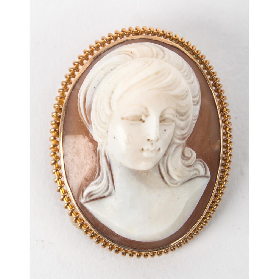 CAMMEO con cornice in oro 9 Kt. raffigurante: CAMMEO con cornice in oro 9 Kt. raffigurante "Mezzobusto femminile". Italia fine '800