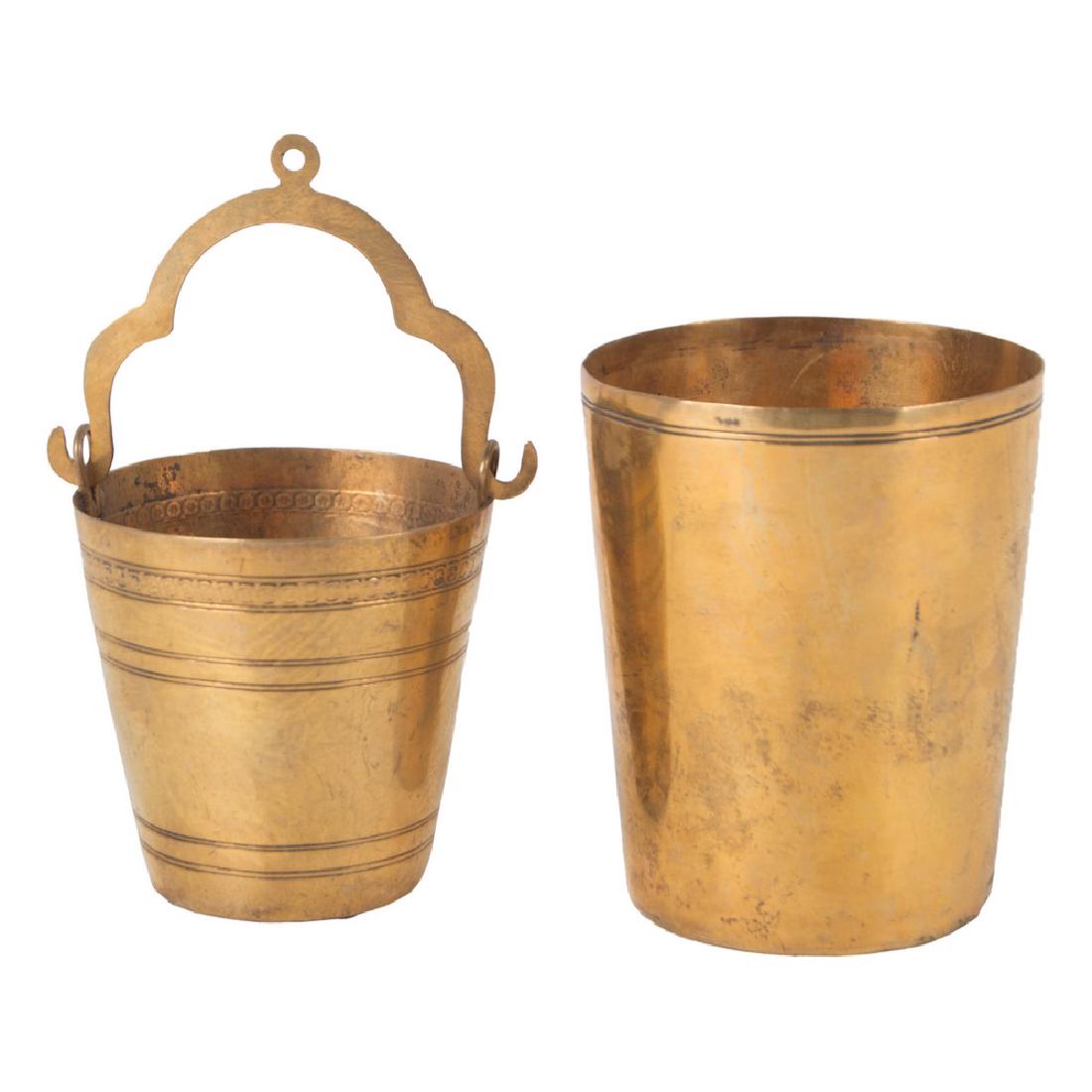 LOTTO composto da BICCHIERE e da CATINO in argento: LOTTO composto da BICCHIERE e da CATINO in argento vermeille. Sicilia primi '800 Misure: h cm 8 - h cm 12