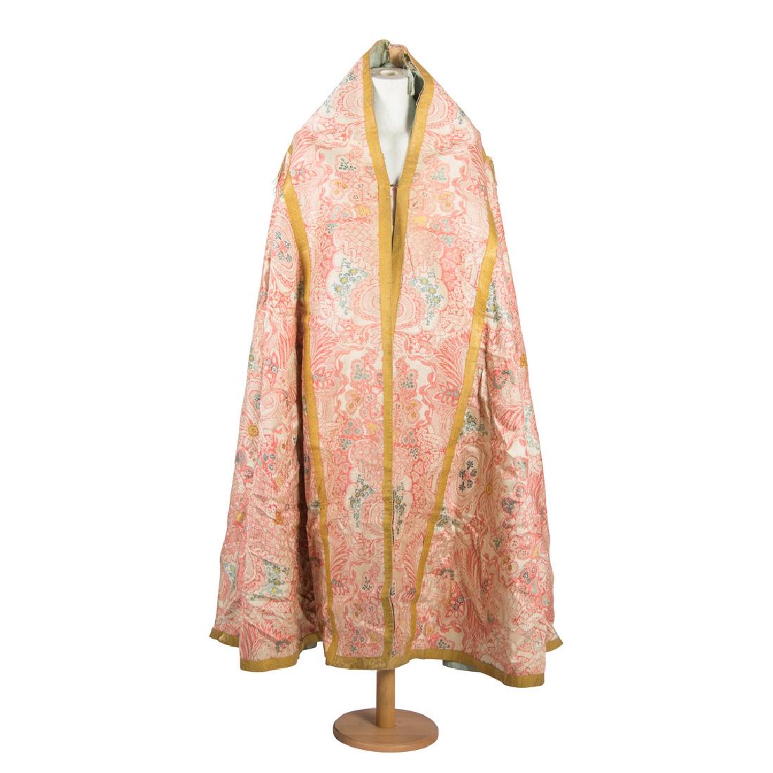 MANTELLO in tessuto nei toni del bianco e del rosa.: MANTELLO in tessuto nei toni del bianco e del rosa. Sicilia XIX secolo