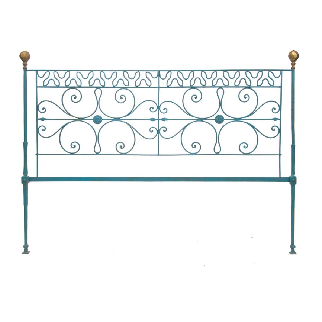 SPALLIERA di letto in ferro battuto con pomoli in: SPALLIERA di letto in ferro battuto con pomoli in ottone. Sicilia XIX secolo Misure: cm 181 x 140