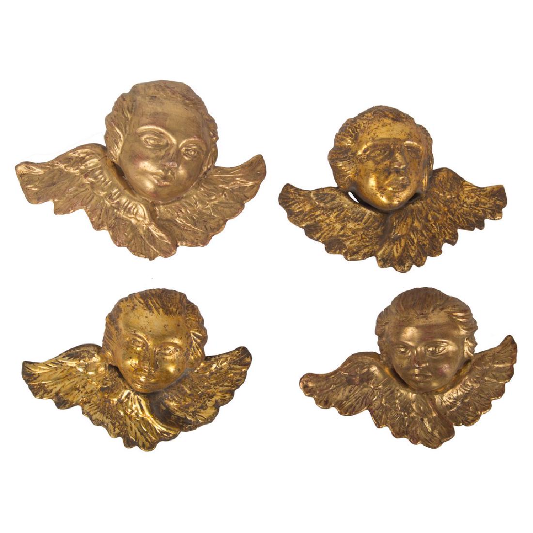 QUATTRO FREGI in legno dorato ad argento a mecca: QUATTRO FREGI in legno dorato ad argento a mecca raffiguranti "Putti alati". Sicilia XX secolo Misure: cm 19 x 14