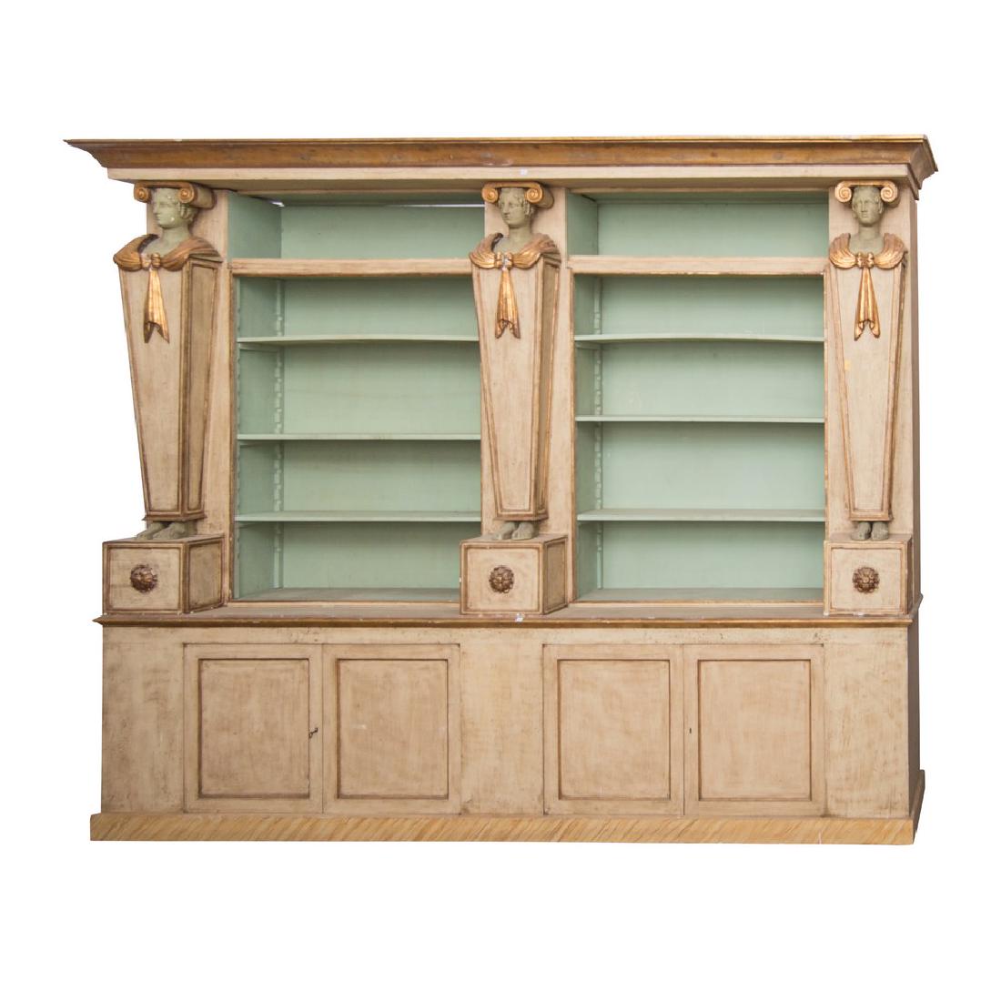 LIBRERIA a giorno con quattro sportelli sottostanti in: LIBRERIA a giorno con quattro sportelli sottostanti in legno laccato e dorato. Sicilia XX secolo Misure: cm 318 x 59 x h 241