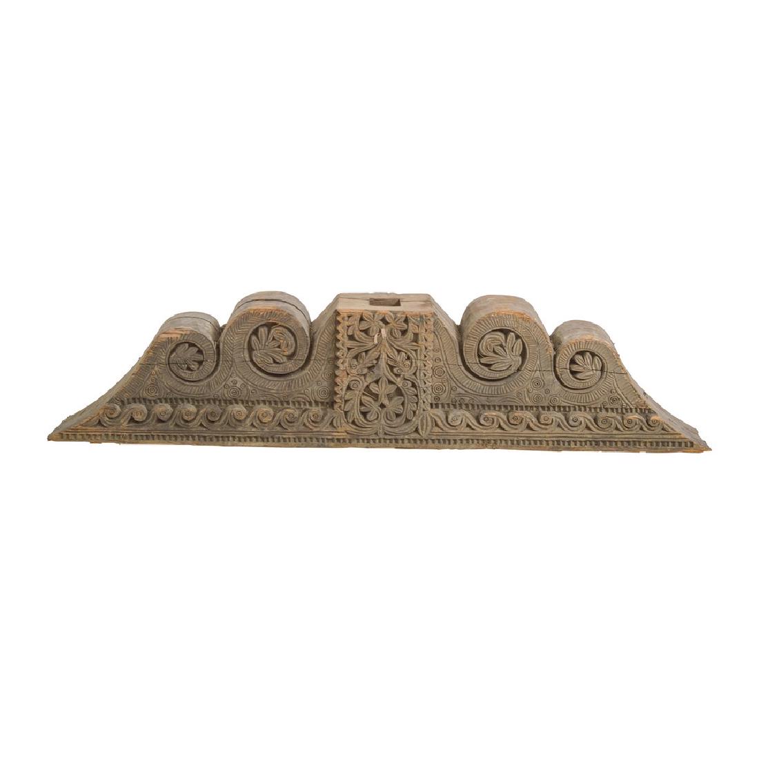 TRAVE moresca in legno intagliato. XVIII secolo Misure:: TRAVE moresca in legno intagliato. XVIII secolo Misure: cm 118 x 13 x h 26