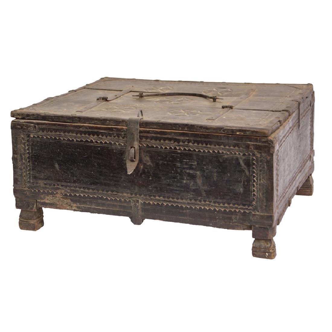 BAULETTO orientale. XVIII secolo Misure: cm 41 x 35 x h: BAULETTO orientale. XVIII secolo Misure: cm 41 x 35 x h 19
