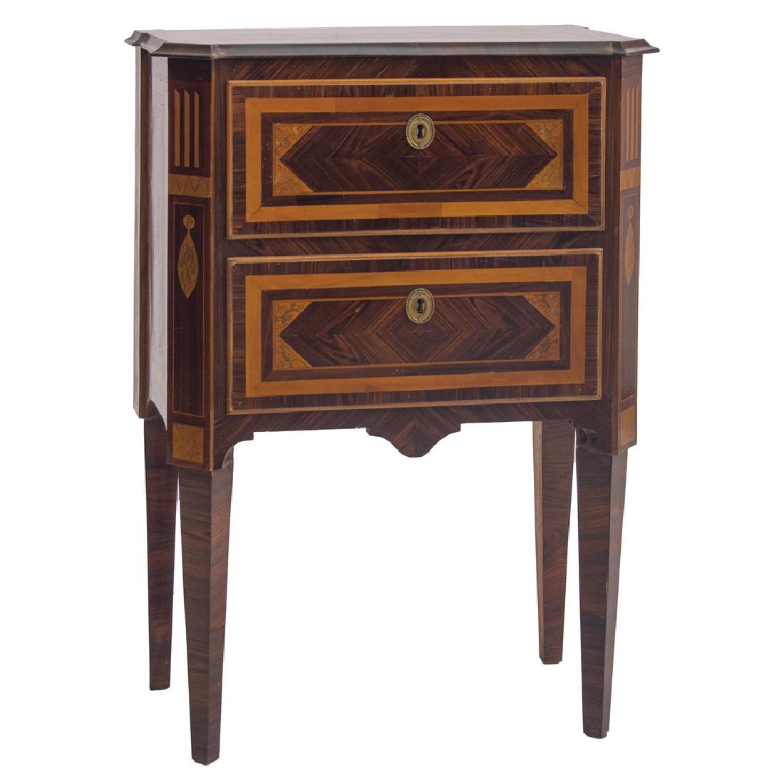 COMODINO stile Luigi XVI in ebano violetto ed acero a: COMODINO stile Luigi XVI in ebano violetto ed acero a due cassetti. Sicilia primi '900 Misure: cm 58 x 31 x h 84,5