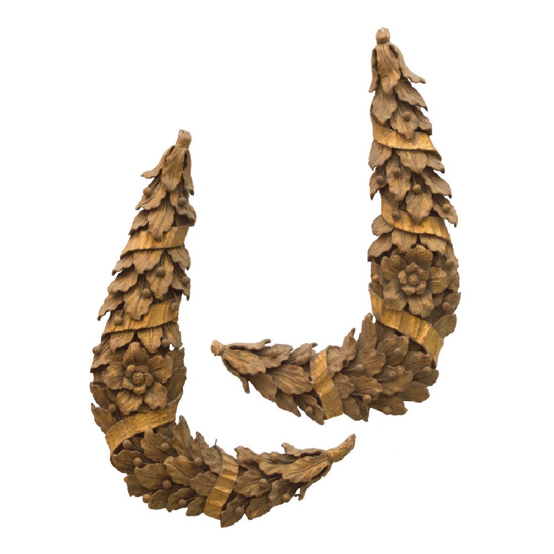 DUE FREGI in legno scolpito a motivo floreale e: DUE FREGI in legno scolpito a motivo floreale e fogliaceo e dorato ad oro zecchino. Sicilia XIX secolo Misure: cm 75