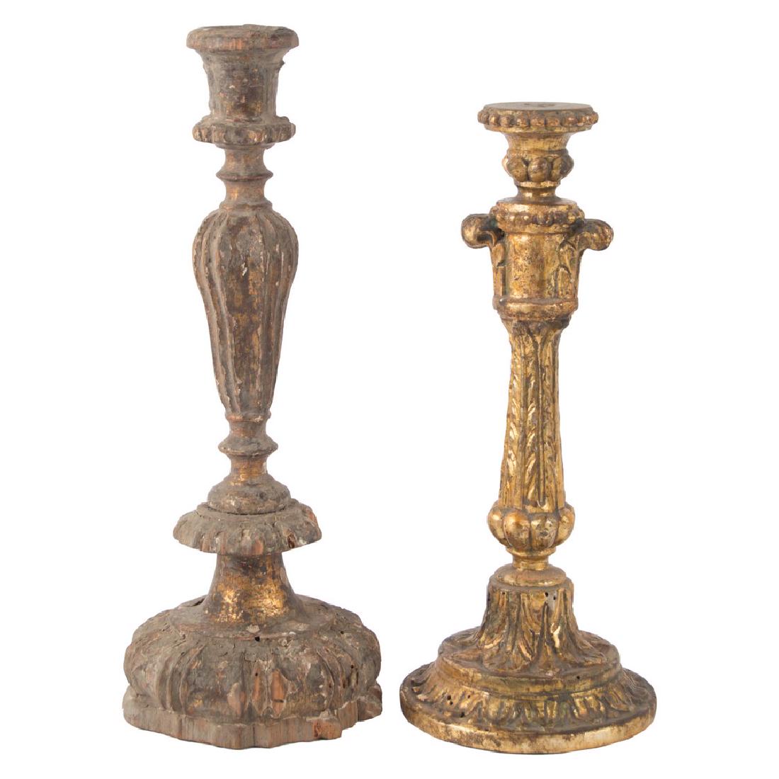 LOTTO composto da CANDELIERE Luigi XIV e da CANDELIERE: LOTTO composto da CANDELIERE Luigi XIV e da CANDELIERE Luigi XVI in legno dorato. Sicilia XVIII secolo Misure: h cm 32 - h cm 38