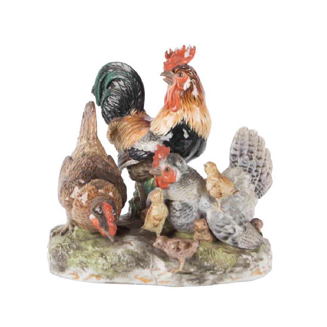 GRUPPO in porcellana Meissen raffigurante "Gallo con: GRUPPO in porcellana Meissen raffigurante "Gallo con galline e pulcini" (rotture e mancanze). Fine XVIII secolo Misure: cm 26 x 18 x h 20