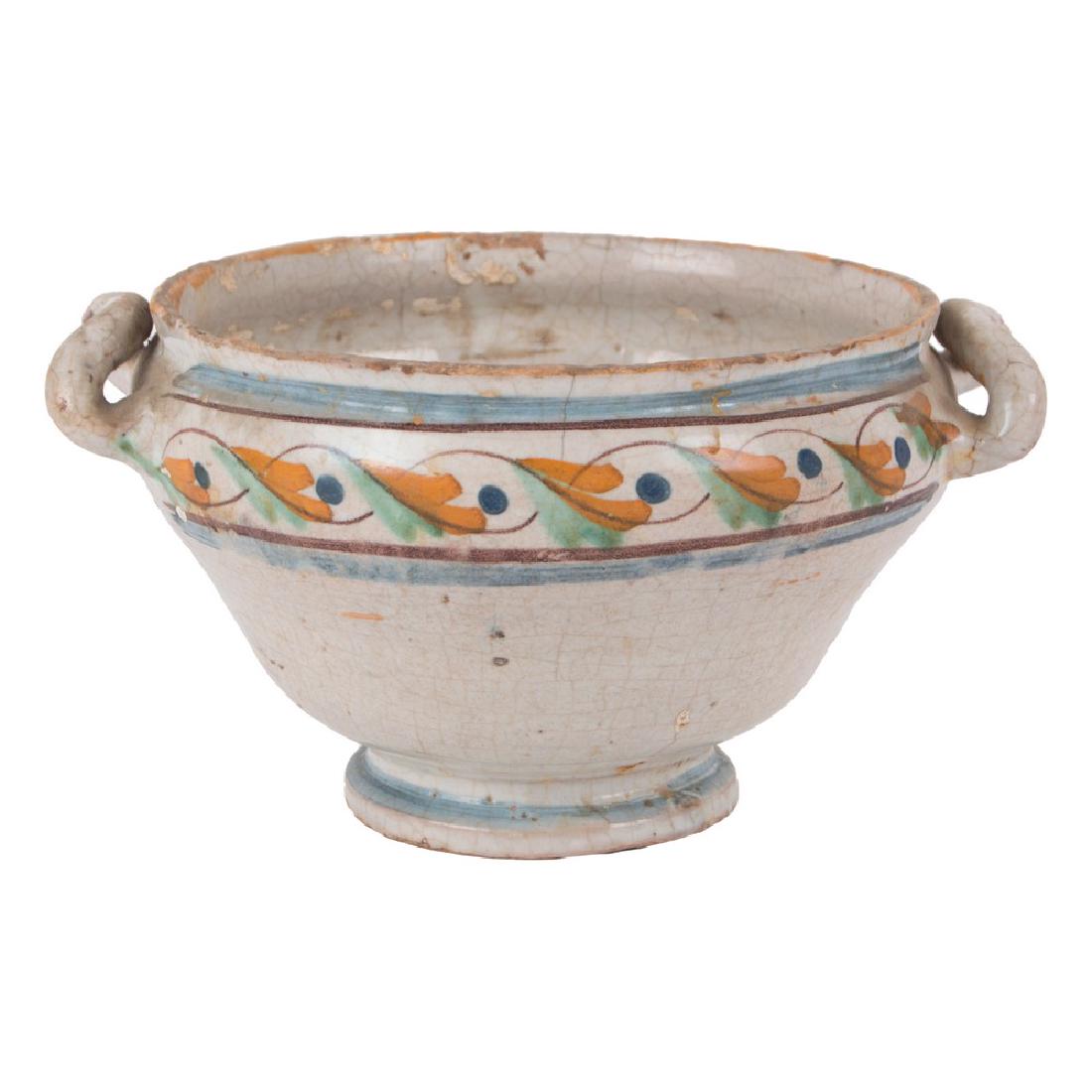 ZUPPIERA in ceramica smaltata e decorata (coperchio: ZUPPIERA in ceramica smaltata e decorata (coperchio mancante). Sicilia XIX secolo Misure: diametro cm 23 x h 13