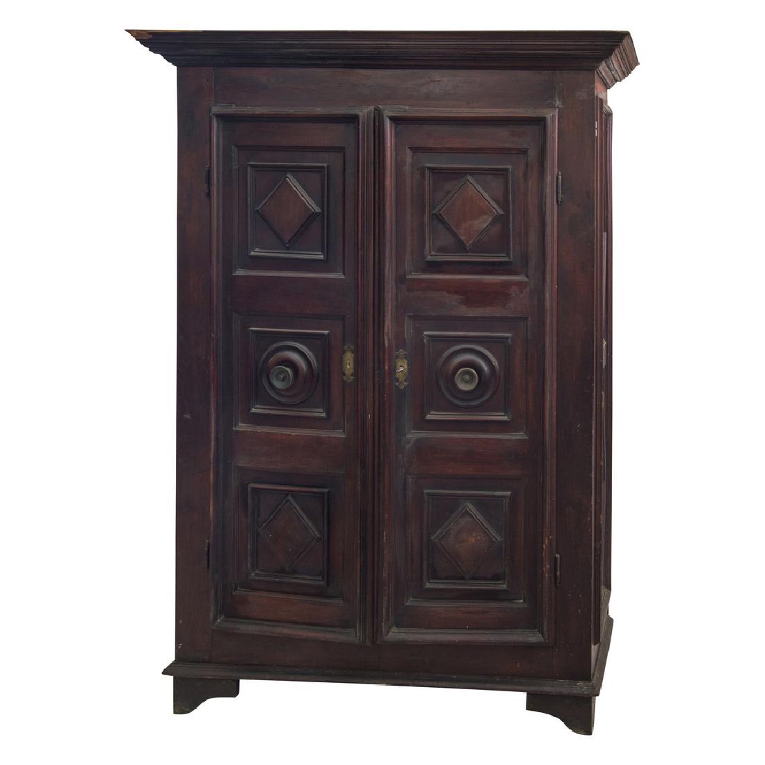 STIPO a due ante in noce. Sicilia XIX secolo Misure: cm: STIPO a due ante in noce. Sicilia XIX secolo Misure: cm 139 x 48 x h 194