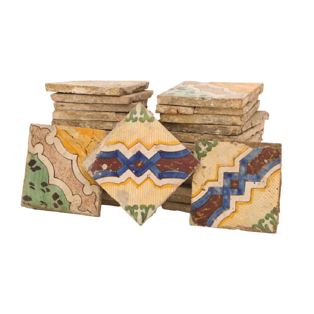 VENTOTTO MATTONELLE in ceramica smaltata e decorata di: VENTOTTO MATTONELLE in ceramica smaltata e decorata di diversa tipologia. Sicilia XIX secolo Misure: cm 20 x 20