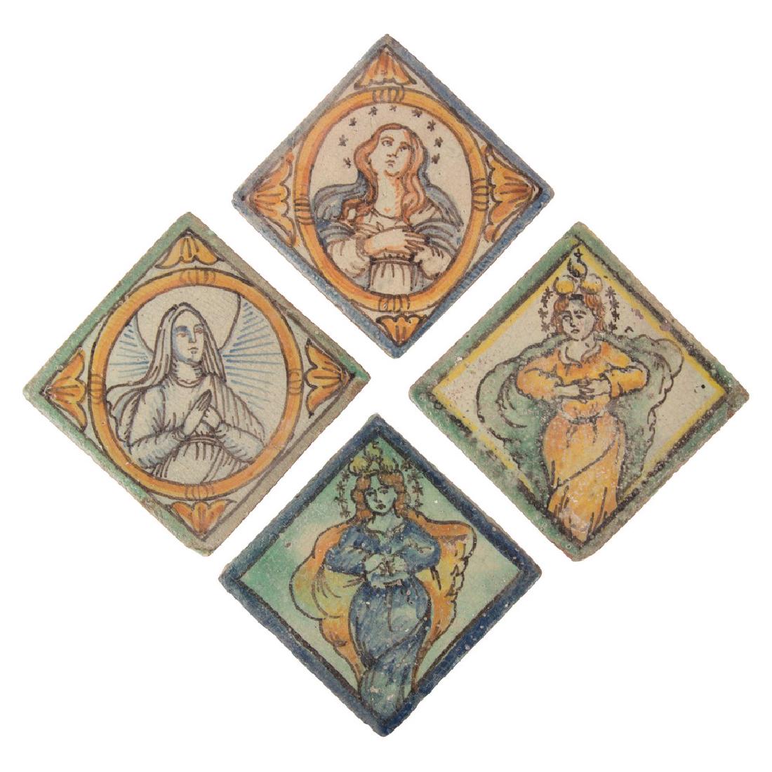 QUATTRO MATTONELLE in ceramica smaltata e decorata: QUATTRO MATTONELLE in ceramica smaltata e decorata raffiguranti "Madonne". Sicilia primi '900 Misure: cm 20 x 20