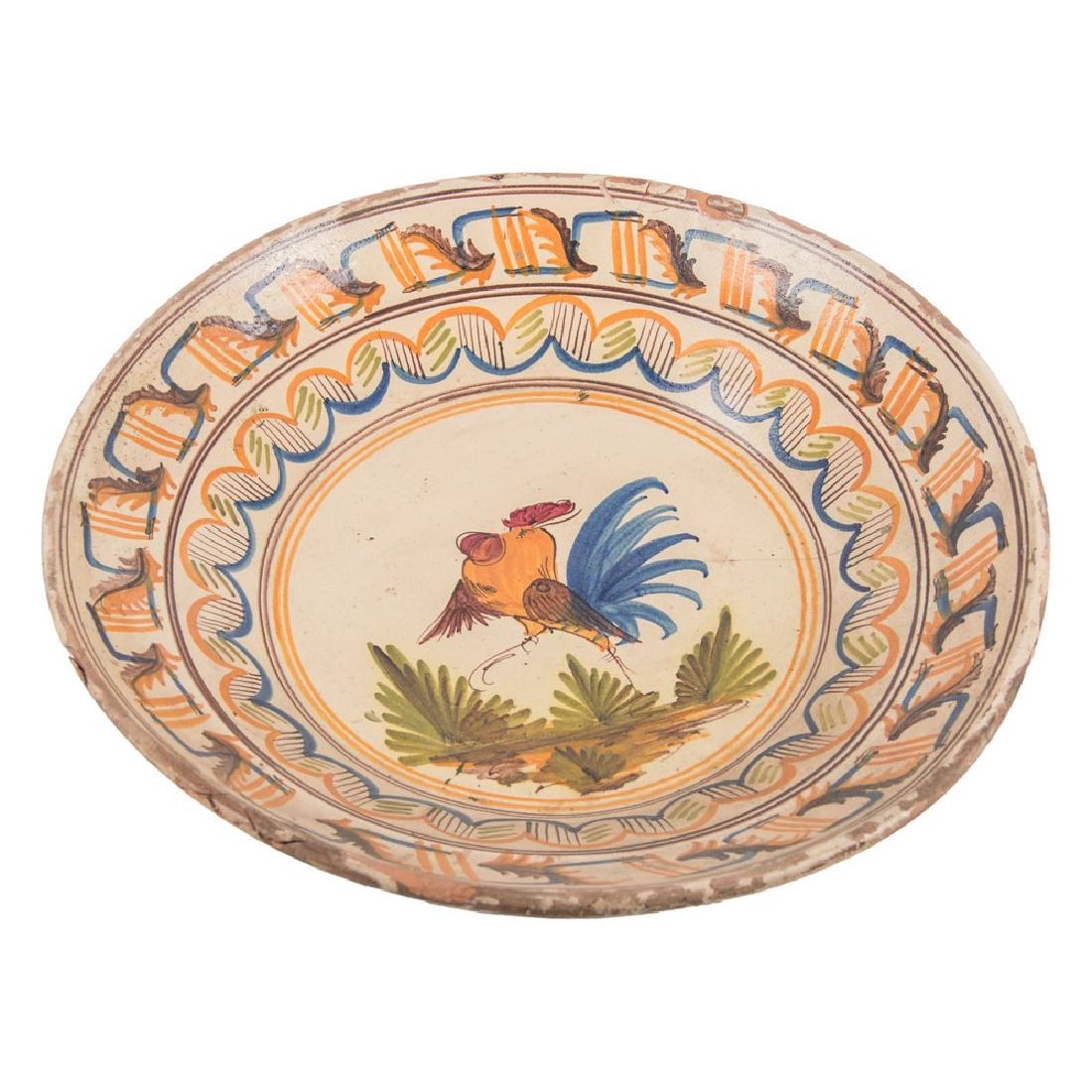 GRANDE FANGOTTO in terracotta decorata e dipinta: GRANDE FANGOTTO in terracotta decorata e dipinta raffigurante "Gallo" (difetti). Sicilia XIX secolo Misure: diametro cm 54