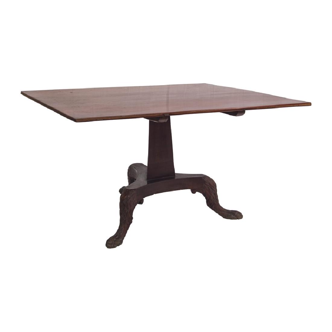 TAVOLO Impero a vela in mogano e piuma di mogano con: TAVOLO Impero a vela in mogano e piuma di mogano con fusto triangolare e piedi a zampa caprina. Sicilia I meta' del XIX secolo Misure: cm 135 x 112 x h 73