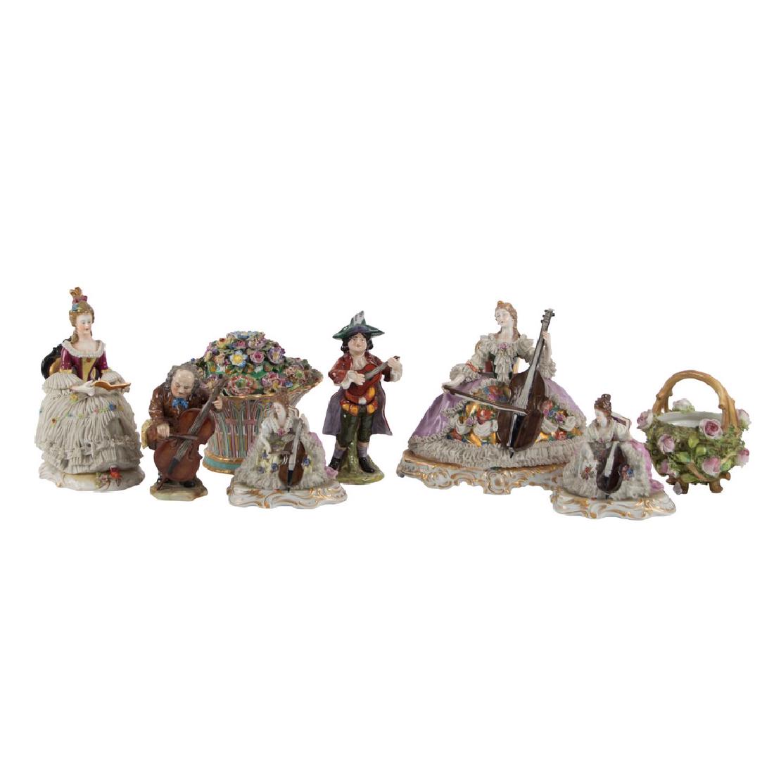 LOTTO composto da 4 SCULTURE in porcellana Capodimonte: LOTTO composto da 4 SCULTURE in porcellana Capodimonte "Figure femminili", 2 SCULTURE in porcellana Capodimonte "Figure maschili con strumenti musicali", piccola POTICHE in porcellana decorata con fio