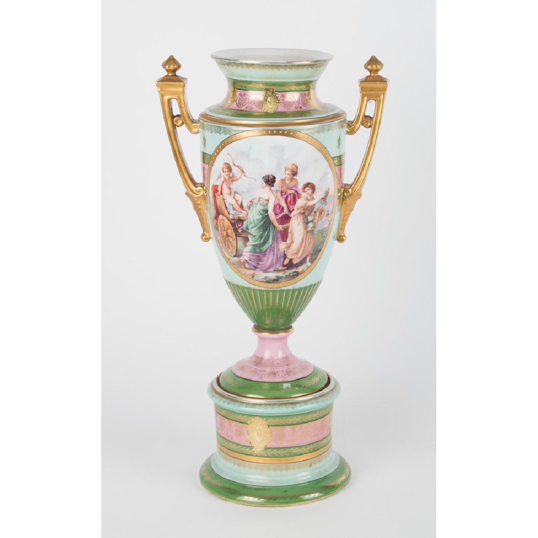 VASO in porcellana Vienna decorata con scene: VASO in porcellana Vienna decorata con scene mitologiche e lumeggiature in oro. Fine XIX secolo Misure: h cm 42