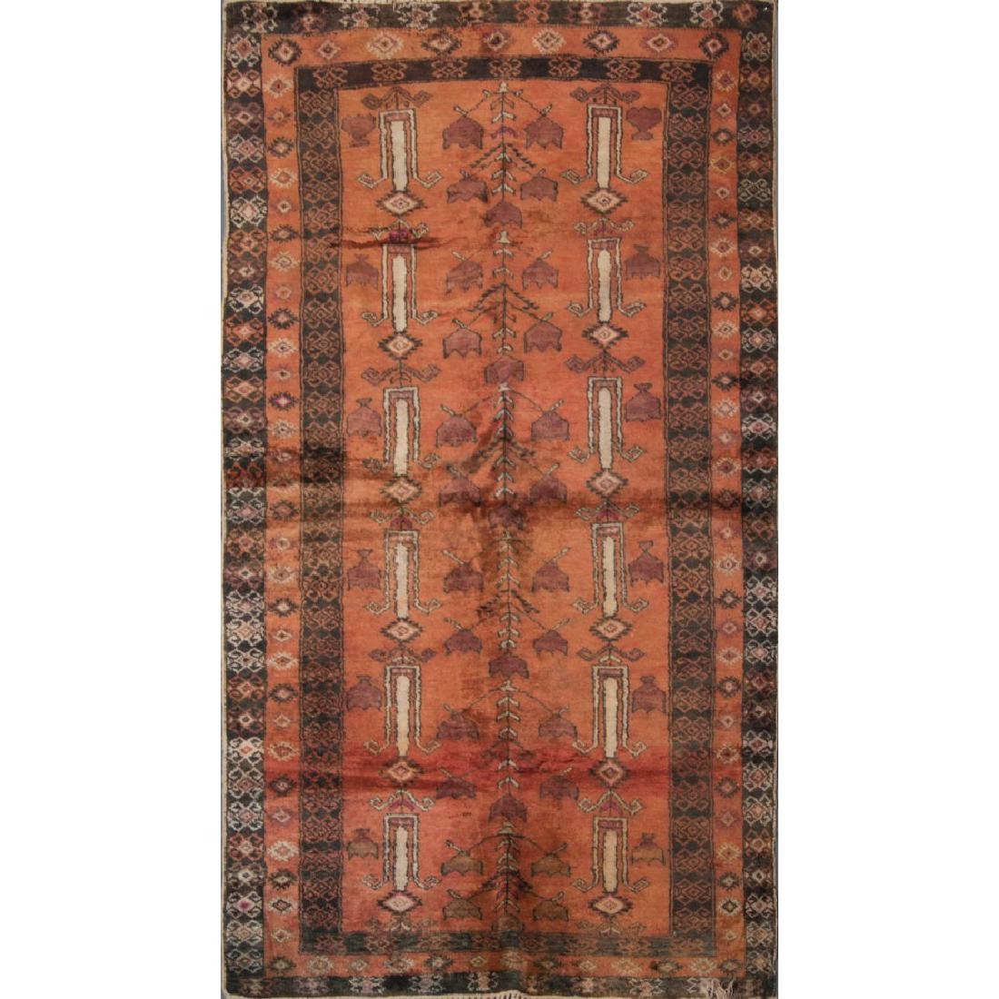 TAPPETO Kaiseri, trama e ordito in cotone e vello in: TAPPETO Kaiseri, trama e ordito in cotone e vello in cascame di seta. Turchia XX secolo Misure: cm 190 x 101