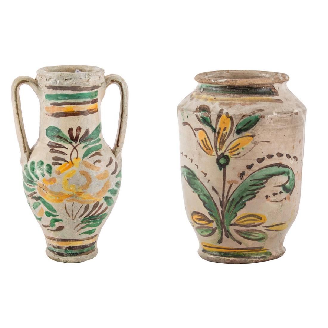 LOTTO composto da QUARTARA in ceramica smaltata e: LOTTO composto da QUARTARA in ceramica smaltata e decorata a motivo floreale (restauri) e da CILINDRO in ceramica smaltata e decorata a motivo floreale. Caltagirone XIX secolo Misure: h cm 27,5 - h cm