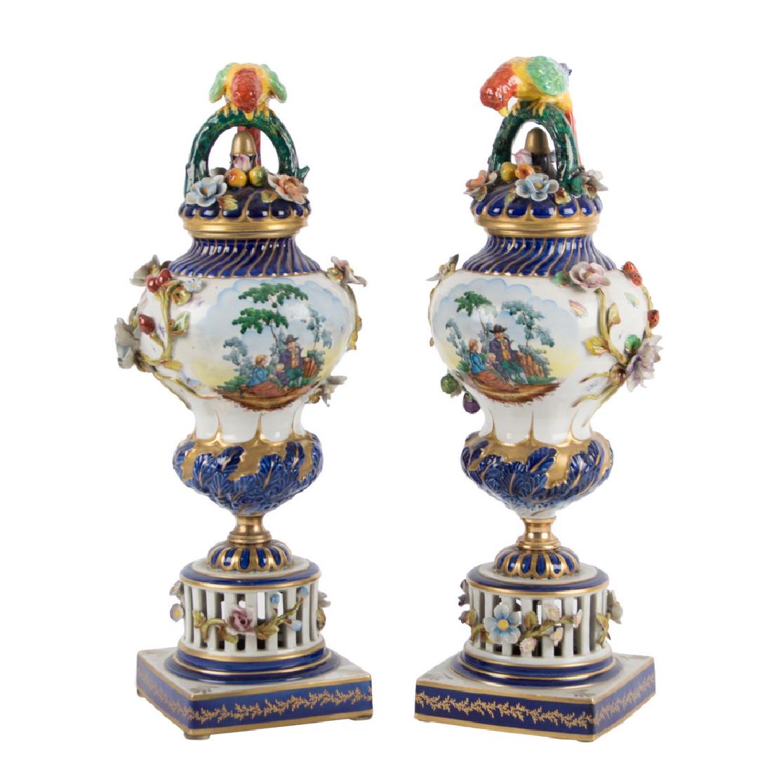 COPPIA POTICHE in porcellana di Sevres dipinta a mano: COPPIA POTICHE in porcellana di Sevres dipinta a mano con fiori a rilievo. XX secolo Misure: h cm 43