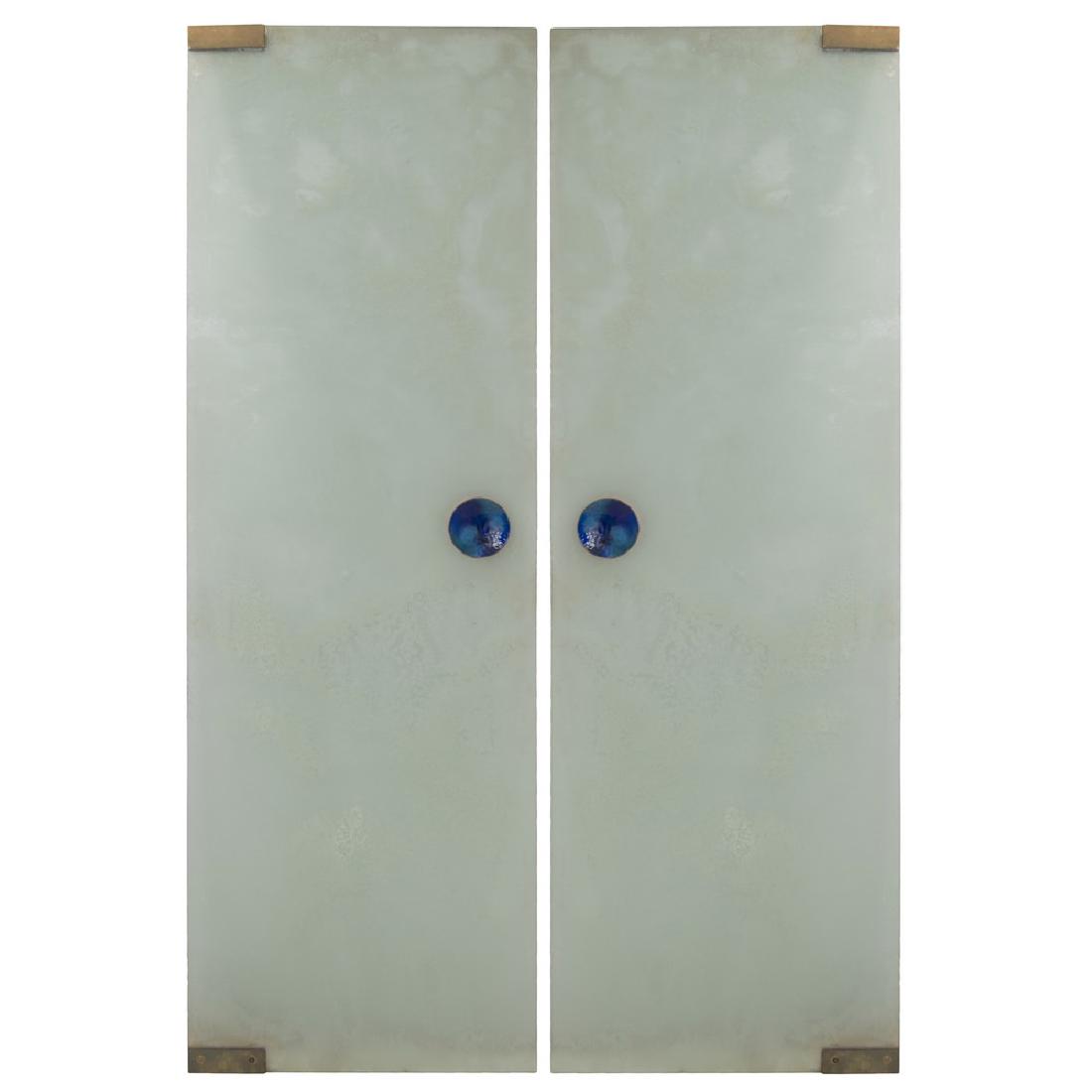 FONTANA ARTE E PAOLO DE POLI COPPIA PORTE in vetro con: FONTANA ARTE E PAOLO DE POLI COPPIA PORTE in vetro con maniglie in metallo smaltata. Misure: cm 219,5 x 71,5