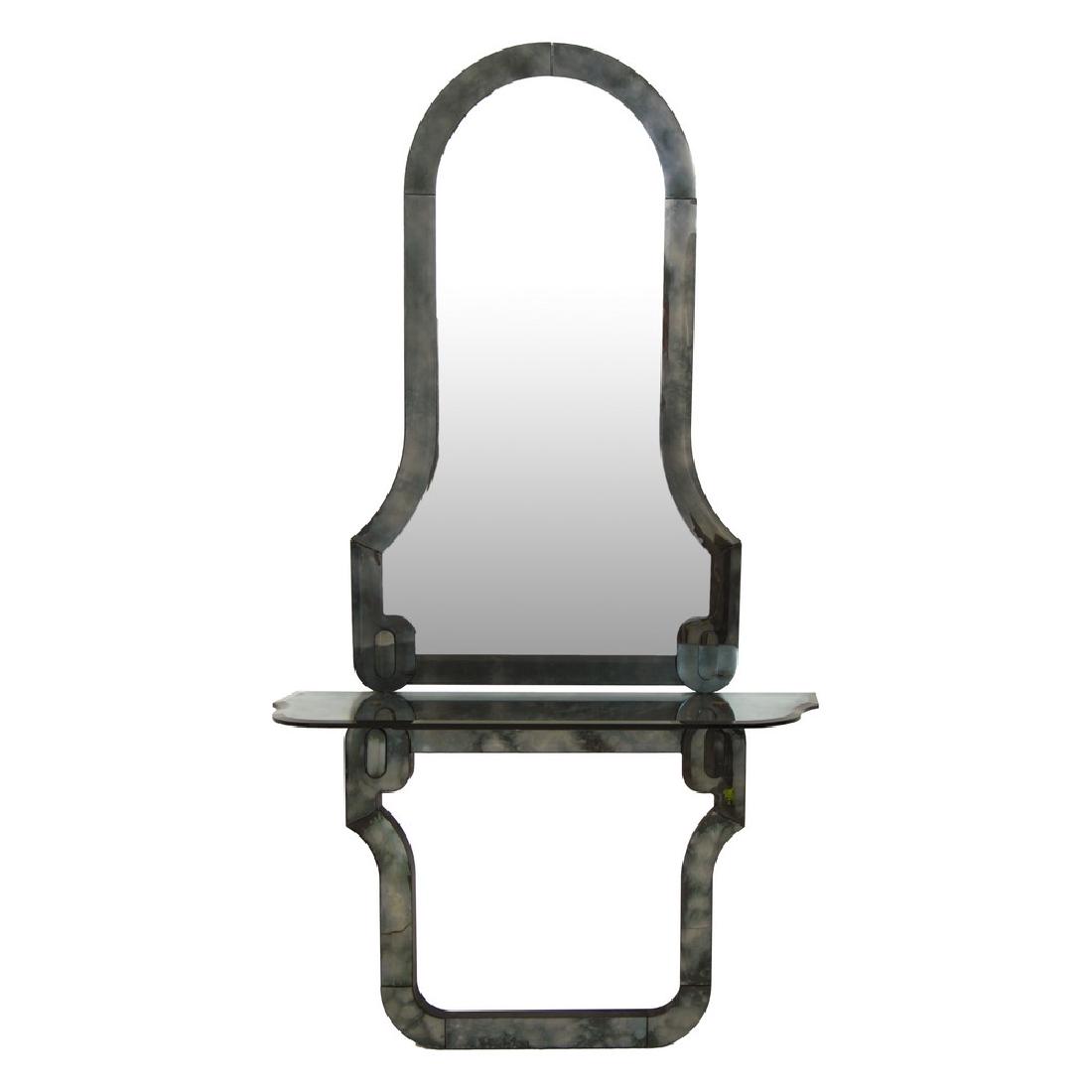 PRODUZIONE ITALIANA DEGLI ANNI '70 CONSOLE con: PRODUZIONE ITALIANA DEGLI ANNI '70 CONSOLE con specchiera a scudo in vetro di Murano. Anni '70 Misure: cm 118 x 38 x h 208