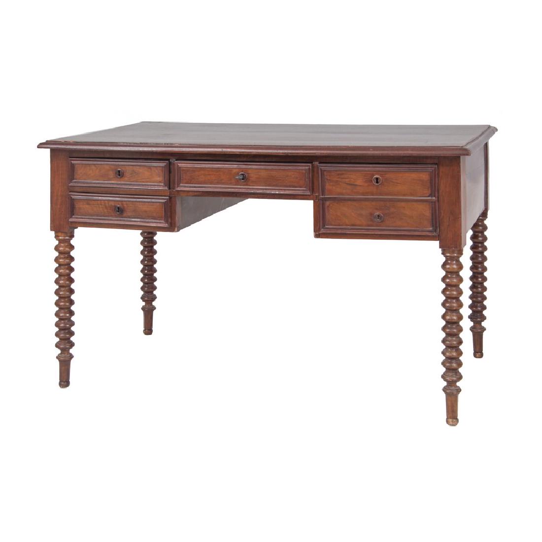 SCRITTOIO a cinque cassetti in noce con piedi torniti.: SCRITTOIO a cinque cassetti in noce con piedi torniti. Sicilia fine '800 Misure: cm 134,5 x 76,5 h 80,5