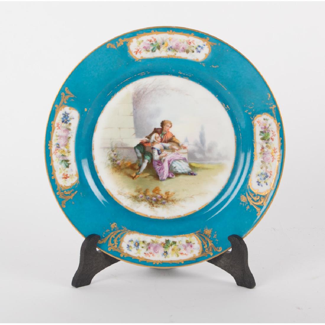 PIATTO in porcellana di Sevres decorata. Francia XIX: PIATTO in porcellana di Sevres decorata. Francia XIX secolo Misure: diametro cm 23