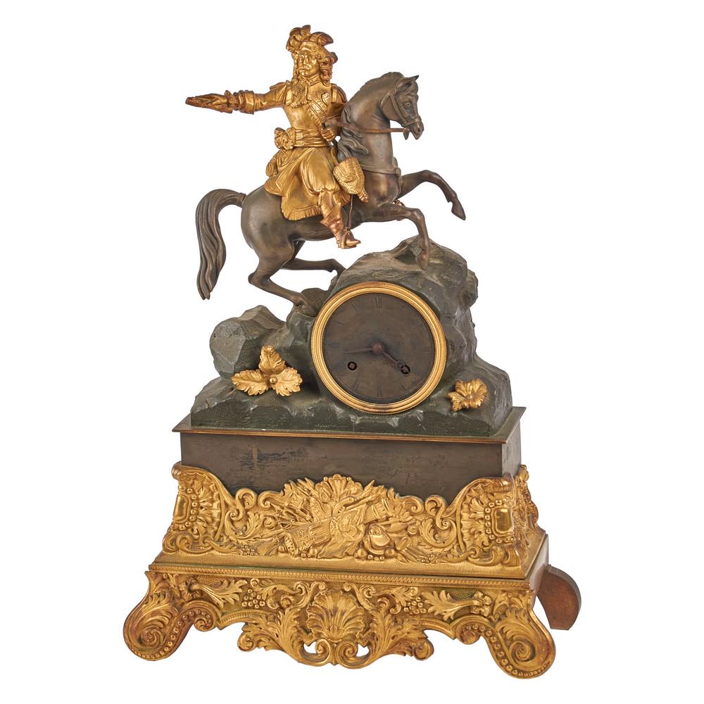 OROLOGIO in bronzo dorato e brunito raffigurante: OROLOGIO in bronzo dorato e brunito raffigurante "Cavaliere". Francia XIX secolo Misure: cm 31 x 12 x h cm 45