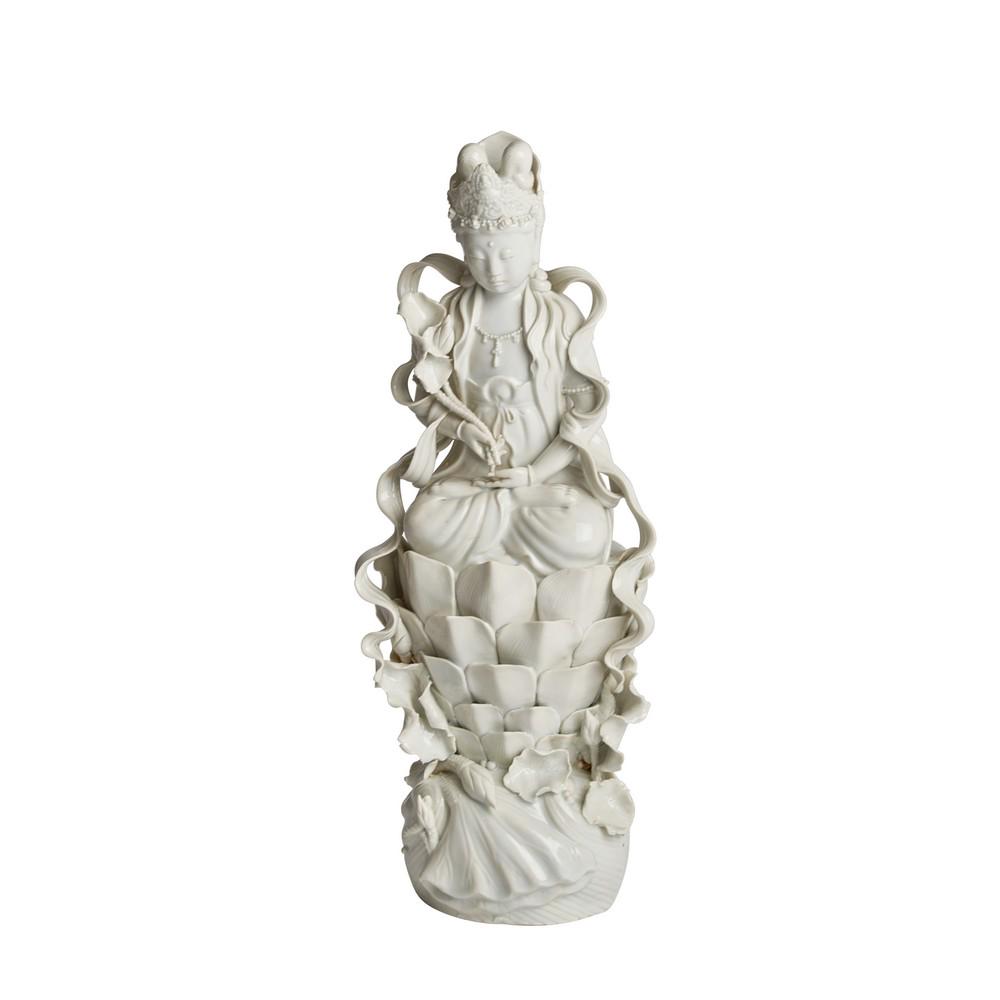 SCULTURA in porcellana raffigurante "Divinita': SCULTURA in porcellana raffigurante "Divinita' orientale". Cina XX secolo Misure: h cm 39