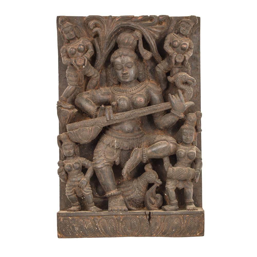 PANNELLO in legno riccamente intagliato raffigurante: PANNELLO in legno riccamente intagliato raffigurante "Divinita". India XIX secolo Misure: cm 37 x 9 x h 56,5