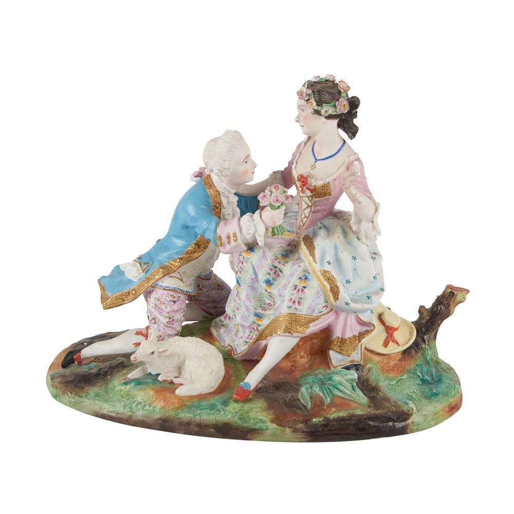 SCULTURA in porcellana policroma raffigurante "Scena: SCULTURA in porcellana policroma raffigurante "Scena galante" (rotture, difetti e mancanze). Francia XIX secolo Misure: cm 28 x 15 x h cm 21