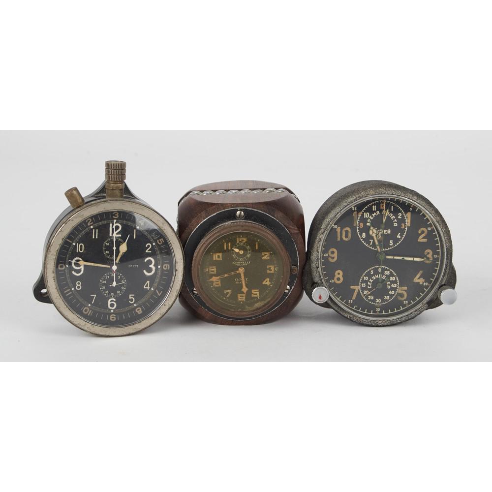 LOTTO composto da piccolo OROLOGIO da tavolo e da due: LOTTO composto da piccolo OROLOGIO da tavolo e da due OROLOGI da tavolo in metallo. XX secolo Misure: varie
