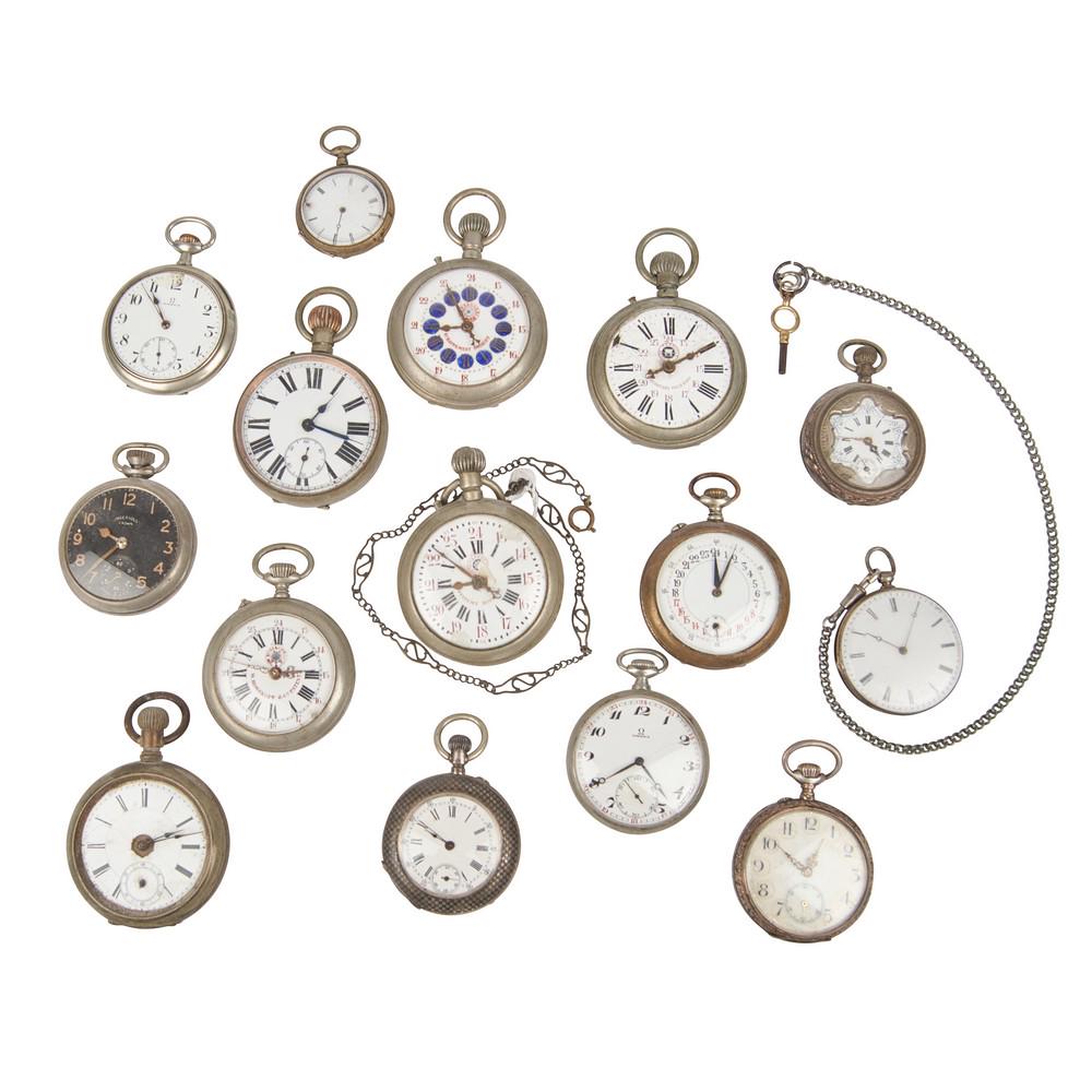 QUINDICI OROLOGI da tasca di diversa tipologia in: QUINDICI OROLOGI da tasca di diversa tipologia in metallo ed argento. XX secolo Misure: varie