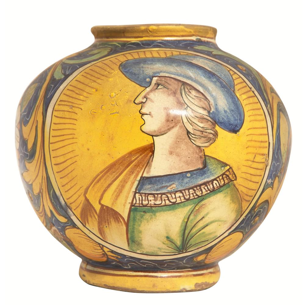 BOCCIA in ceramica Di Bartolo smaltata e decorata con: BOCCIA in ceramica Di Bartolo smaltata e decorata con medaglioni raffigurante "Mezzobusto di cavaliere" e "Mezzobusto di nobildonna". XIX secolo Misure: h cm 24,5