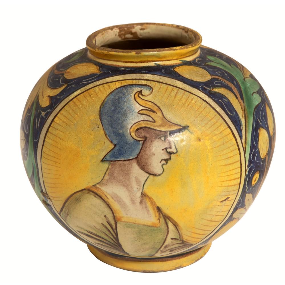 BOCCIA in ceramica Di Bartolo smaltata e decorata con: BOCCIA in ceramica Di Bartolo smaltata e decorata con medaglioni raffiguranti "Mezzibusti di soldati". XIX secolo Misure: diametro cm 25 x h 23