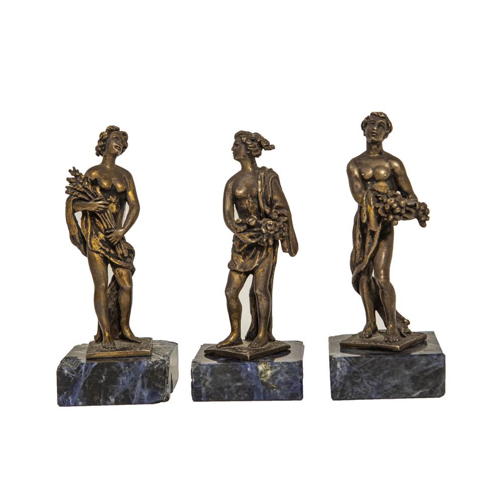 TRE SCULTURE in argento raffiguranti "Venere" con basi: TRE SCULTURE in argento raffiguranti "Venere" con basi in lapis (usure). XX secolo Misure: varie