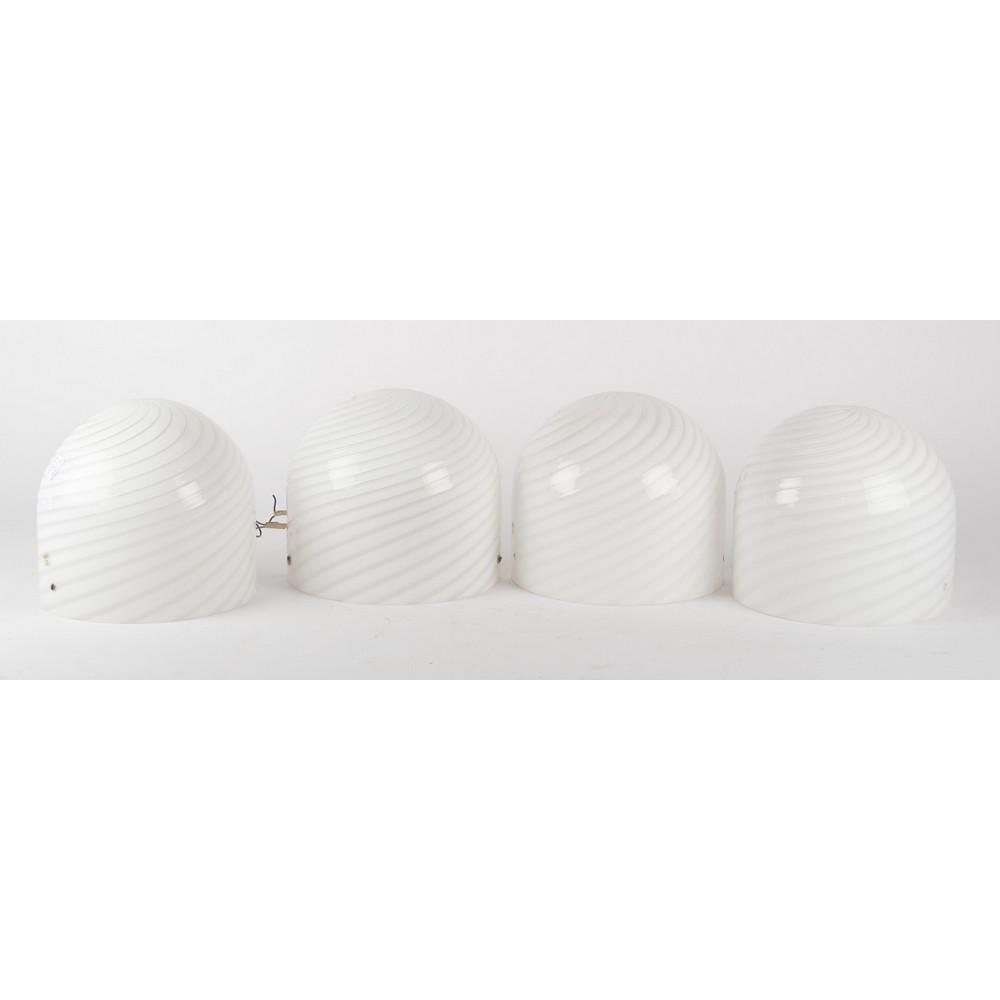 FORNACE "VETRI" MURANO 1970 COPPIA APPLIQUES in vetro: FORNACE "VETRI" MURANO 1970 COPPIA APPLIQUES in vetro soffiato bianco a spirale con struttura in acciaio bianco. Misure: cm 25 x 12 h cm 22