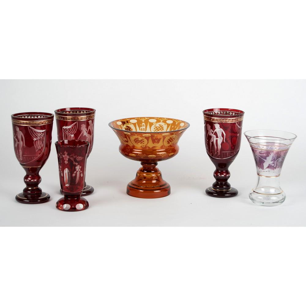 LOTTO composto da quattro BICCHIERI in cristallo nei: LOTTO composto da quattro BICCHIERI in cristallo nei toni del bordeaux con decori raffiguranti "Scene erotiche" e "Composizione floreale", VASETTO nei toni del bianco e del viola raffigurante "Aironi"