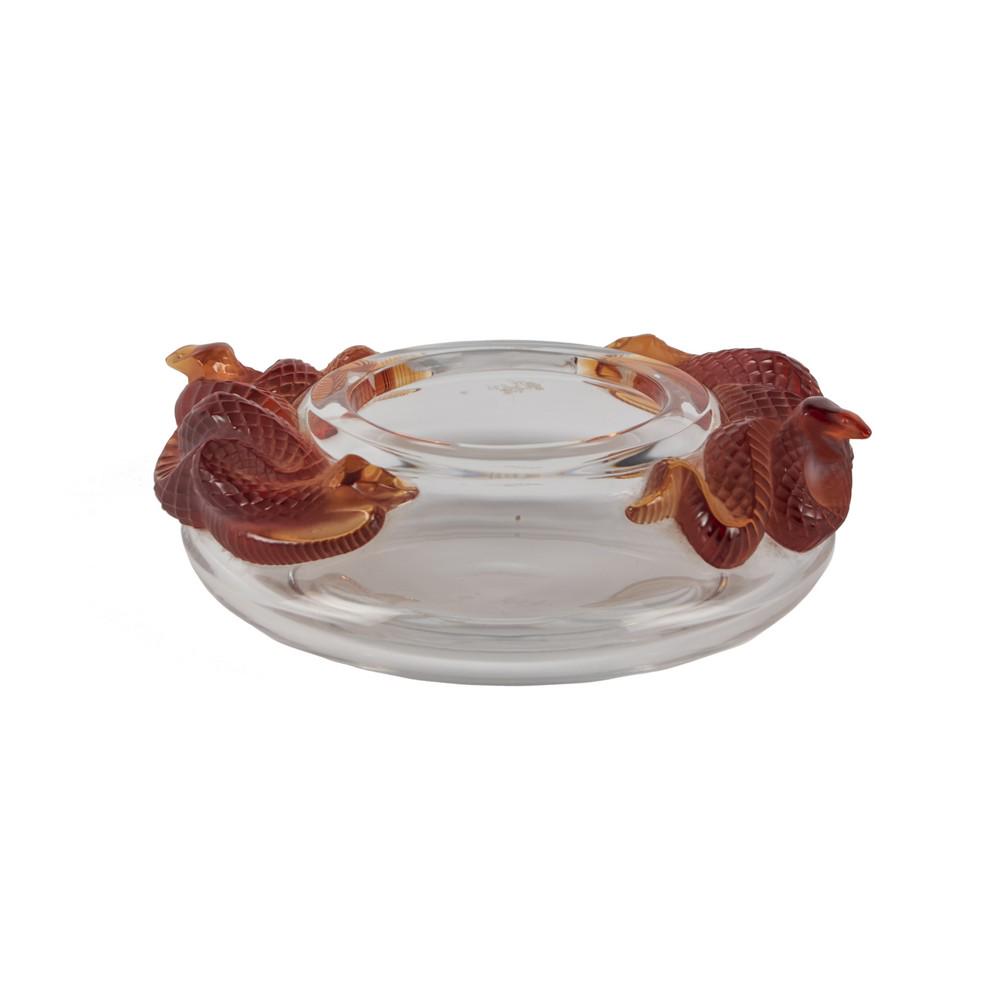 LALIQUE CENTROTAVOLA in cristallo nei toni del bianco e: LALIQUE CENTROTAVOLA in cristallo nei toni del bianco e dell'ambra con lavorazione a rilievo raffigurante "Serpenti". XX secolo Misure: cm 24 x 21