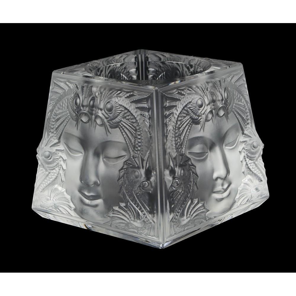 LALIQUE PORTAPENNE in cristallo. XX secolo Misure: cm: LALIQUE PORTAPENNE in cristallo. XX secolo Misure: cm 11,5 x 11,5 h cm 10