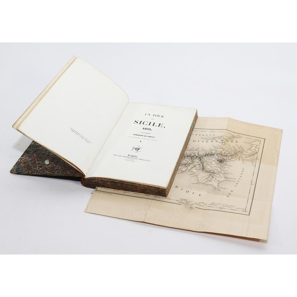VOLUME Gonzalve de Nervo "Un tour en Sicile", ed. P.: VOLUME Gonzalve de Nervo "Un tour en Sicile", ed. P. Marchand des NouveautÃ©s 1834. Coperta coeva in mezza pelle con angoli, piatti e tagli marmorizzati, nervature. Solo vol. 1. Contiene una mappa d