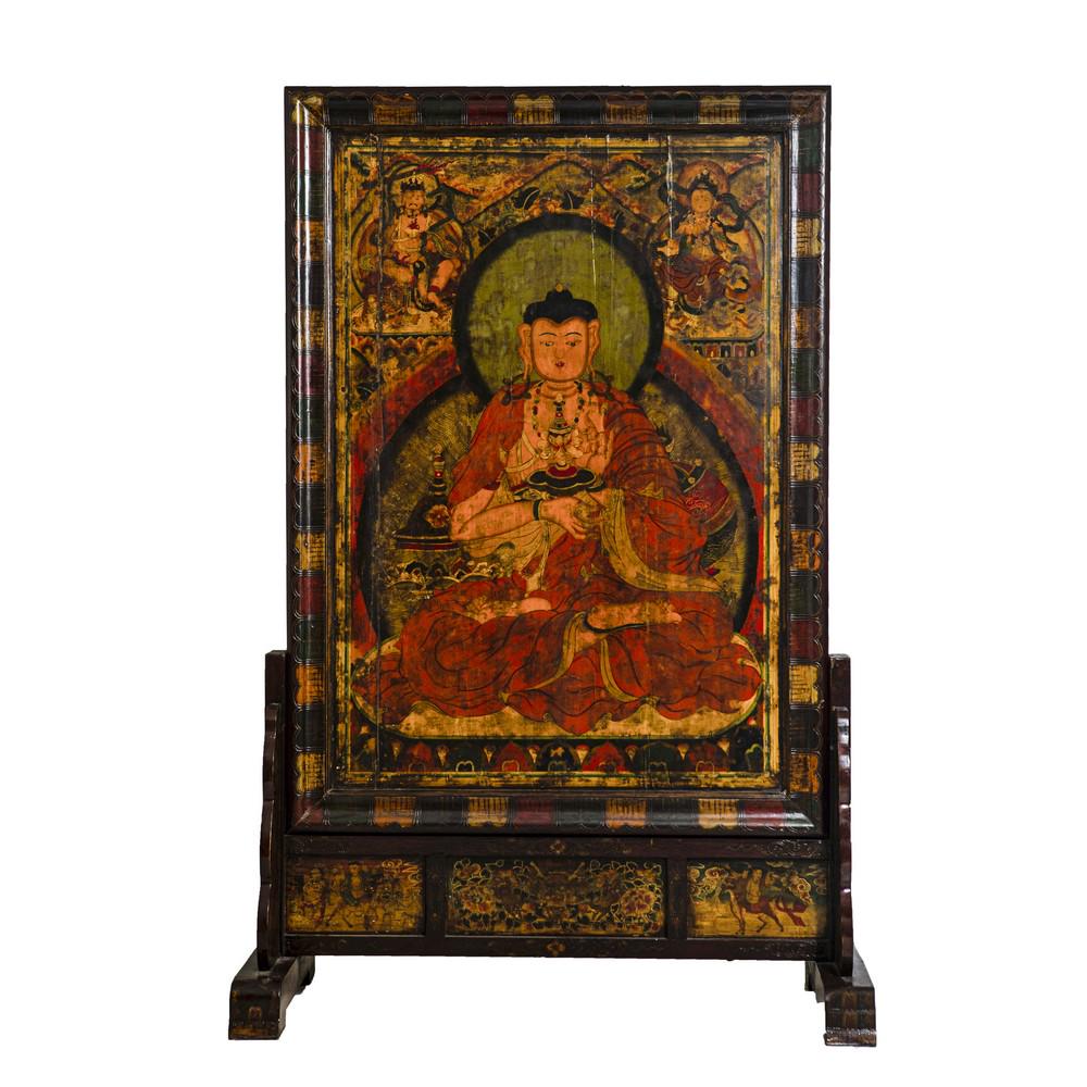 PANNELLO dipinto raffigurante "Buddha" con supporto in: PANNELLO dipinto raffigurante "Buddha" con supporto in legno. Oriente XX secolo Misure: cm 186 x 136