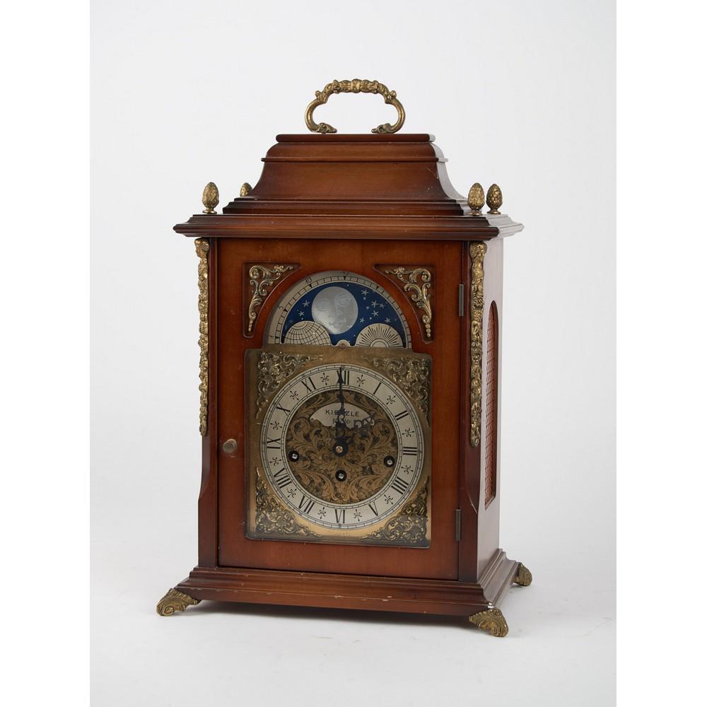 OROLOGIO da tavolo. Anni '70 Misure: cm 29,5 x 19 h cm: OROLOGIO da tavolo. Anni '70 Misure: cm 29,5 x 19 h cm 46