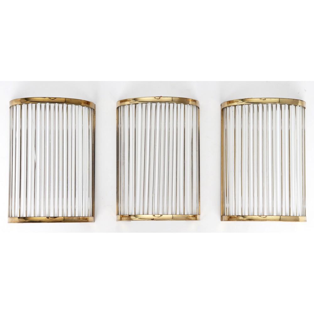 PRODUZIONE ITALIANA ANNI '80 TRE APPLIQUES a mezzaluna: PRODUZIONE ITALIANA ANNI '80 TRE APPLIQUES a mezzaluna in ottone con cannucce in vetro. Misure: cm 14,5 x 8,5 x h 20